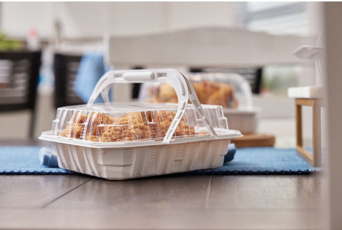 Pactiv Evergreen - White/Clear 9.5" x 8" x 3" 4 Piece MFPP Chicken Barn Container with Vented OPS Dome Lid, 100 Count - YCNC3004000W